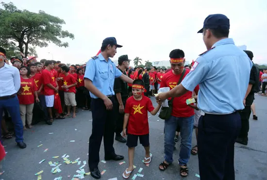 CĐV Việt Nam hào hứng trước trận chung kết gặp U19 Nhật Bản ảnh 4