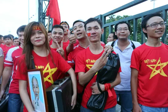 CĐV Việt Nam hào hứng trước trận chung kết gặp U19 Nhật Bản ảnh 7