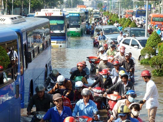 Floodwater caused traffic jam and motorcycle engine failure during several hours (Photo: SGGP) Floodwater caused traffic jam and motorcycle engine failure during several hours (Photo: SGGP)