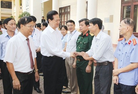 Prime Minister Nguyen Tan Dung (third from left) meets with Kien An District voters in the northern city of Hai Phong yesterday. — VNA/VNS Photo Duc Tam. Prime Minister Nguyen Tan Dung (third from left) meets with Kien An District voters in the northern city of Hai Phong yesterday. — VNA/VNS Photo Duc Tam.