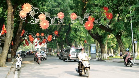 The Capital’s streets were decorated striking colors to mark the 60th anniversary of Ha Noi’s Liberation Day (Photo:SGGP) Crowded international tourists in Ha Noi’s streets (Photo:SGGP) Canon factory’s workers in Thang Long Industrial Park (Photo:SGGP) Cat Linh - Ha Dong urban railway (Photo:SGGP) The Capital’s streets were decorated striking colors to mark the 60th anniversary of Ha Noi’s Liberation Day (Photo:SGGP) Crowded international tourists in Ha Noi’s streets (Photo:SGGP) Canon factory’s workers in Thang Long Industrial Park (Photo:SGGP) Cat Linh - Ha Dong urban railway (Photo:SGGP)