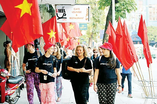 Crowded international tourists in Ha Noi’s streets (Photo:SGGP) Canon factory’s workers in Thang Long Industrial Park (Photo:SGGP) Cat Linh - Ha Dong urban railway (Photo:SGGP) Crowded international tourists in Ha Noi’s streets (Photo:SGGP) Canon factory’s workers in Thang Long Industrial Park (Photo:SGGP) Cat Linh - Ha Dong urban railway (Photo:SGGP)