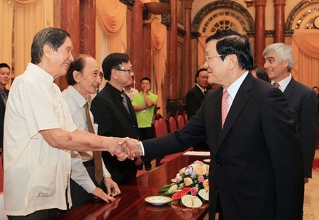 President Truong Tan Sang greets international artists and musicians attending the on-going Asian-European New Music Festival held in Ha Noi and Ha Long. –– VNA/VNS Photo Nguyen Khang President Truong Tan Sang greets international artists and musicians attending the on-going Asian-European New Music Festival held in Ha Noi and Ha Long. –– VNA/VNS Photo Nguyen Khang