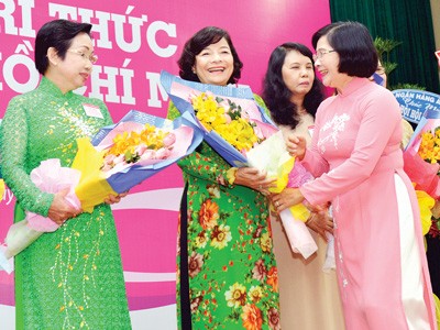 Deputy Secretary of HCMC Party Committee Nguyen Thi Thu Ha offered flowers and congratulated HCMC Intellectual Women’s Association. (Photo:SGGP) Deputy Secretary of HCMC Party Committee Nguyen Thi Thu Ha offered flowers and congratulated HCMC Intellectual Women’s Association. (Photo:SGGP)