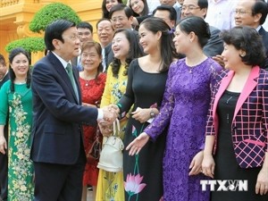 President Truong Tan Sang meets with exemplary entrepreneurs in Hanoi on Oct. 11 (Photo: VNA) President Truong Tan Sang meets with exemplary entrepreneurs in Hanoi on Oct. 11 (Photo: VNA)