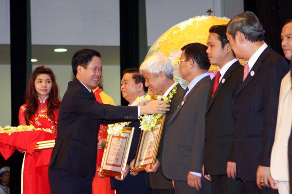 Permanent Deputy Secretary of HCMC Party Committee Vo Van Thuong awards outstanding entrepreneurs (Photo: SGGP) Permanent Deputy Secretary of HCMC Party Committee Vo Van Thuong awards outstanding entrepreneurs (Photo: SGGP)