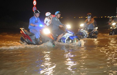 Luong Dinh Cua Street in District 2 is submerged (Photo: SGGP) Luong Dinh Cua Street in District 2 is submerged (Photo: SGGP)