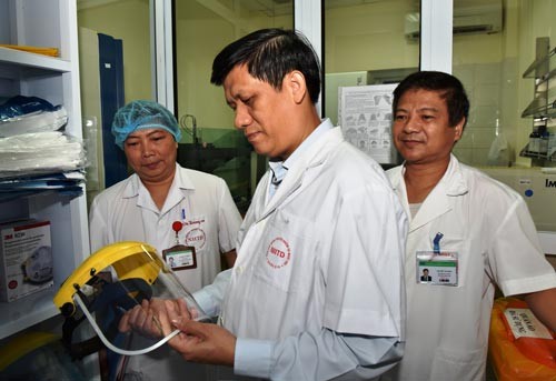 Vice Health Minister Nguyen Thanh Long check medical equipment in a hospital for Ebola prevention (Photo : SGGP) Vice Health Minister Nguyen Thanh Long check medical equipment in a hospital for Ebola prevention (Photo : SGGP)