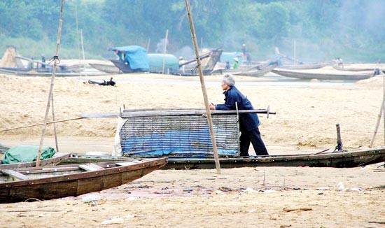 Bo River is depleted becuase Huong Dien Hydropower Plant accumulates water in Thua Thien Hue Province (Photo: SGGP) Bo River is depleted becuase Huong Dien Hydropower Plant accumulates water in Thua Thien Hue Province (Photo: SGGP)