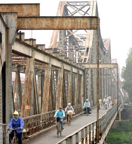 Long Bien Bridge, which crosses the Red River, is a symbolic image of Ha Noi. A road-rail bridge spanning the river may be built to preserve the iconic Long Bien Bridge — VNS Photo Doan Tung Long Bien Bridge, which crosses the Red River, is a symbolic image of Ha Noi. A road-rail bridge spanning the river may be built to preserve the iconic Long Bien Bridge — VNS Photo Doan Tung