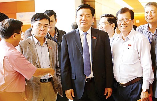 Transport Minister Dinh La Thang (black suit) talks with NA delegates about Long Thanh International Airport project Transport Minister Dinh La Thang (black suit) talks with NA delegates about Long Thanh International Airport project