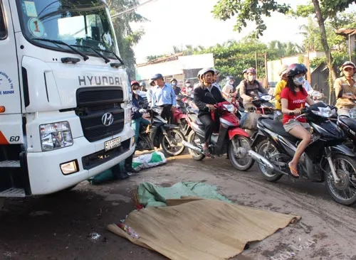 TPHCM: Xe đầu kéo tông chết em bé nhặt ve chai