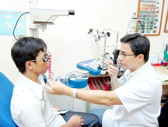 Bị tật khúc xạ - Sẽ mù nếu chữa không đúng cách