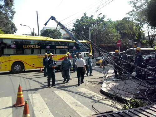 Xe cẩu vướng dây cáp viễn thông, kéo gãy trụ điện