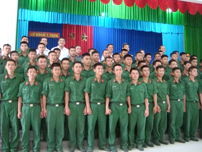 Đoàn đại biểu nhân dân TPHCM thăm hỏi, tặng quà tân binh nhập ngũ đợt 2-2014