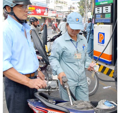 Petrol price might reduce the ninth consecutive time in the next couple of days (Photo: SGGP) Petrol price might reduce the ninth consecutive time in the next couple of days (Photo: SGGP)