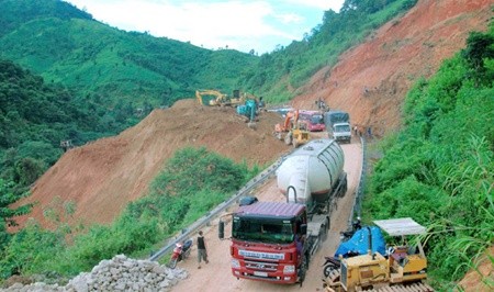 Automobiles on Highway 279 in the northern mountainous province of Dien Bien. The Government will receive additional technical support to improve road maintenance. — VNA/VNS Photo Xuan Tien Automobiles on Highway 279 in the northern mountainous province of Dien Bien. The Government will receive additional technical support to improve road maintenance. — VNA/VNS Photo Xuan Tien