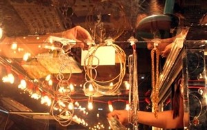 Gold jewellery was put on sale at a store on Hang Bac Street, Hanoi (Photo: VNA) Gold jewellery was put on sale at a store on Hang Bac Street, Hanoi (Photo: VNA)