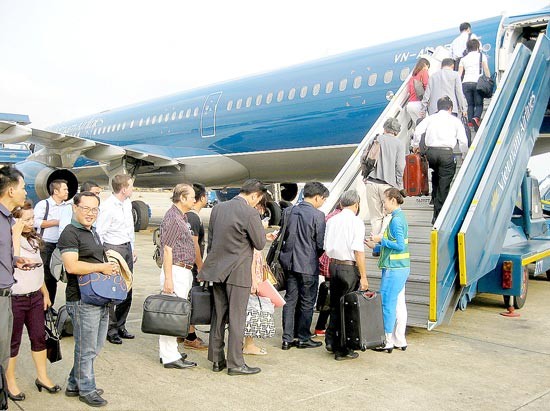 Passengers board a flight from HCMC to Phu Quoc Island (Photo: SGGP) Passengers board a flight from HCMC to Phu Quoc Island (Photo: SGGP)