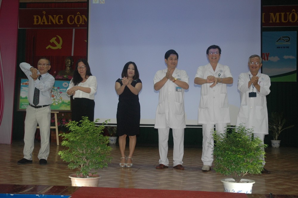 Doctors and representatives from WHO are practising washing hands at the ceremony (Photo:SGGP) Doctors and representatives from WHO are practising washing hands at the ceremony (Photo:SGGP)