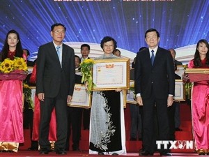 President Truong Tan Sang (second, right) presents the People’s Teacher title to teachers President Truong Tan Sang (second, right) presents the People’s Teacher title to teachers