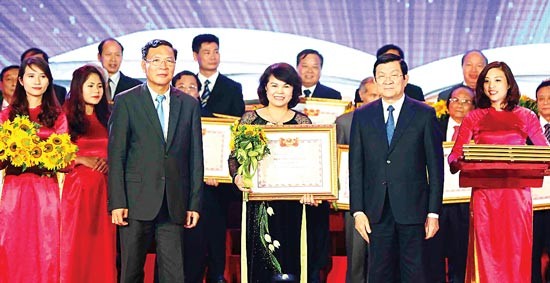 State President Truong Tan Sang gives certificates of merit ot teachers ( Photo: SGGP) State President Truong Tan Sang gives certificates of merit ot teachers ( Photo: SGGP)