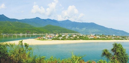 Lang Co Bay, one of the world's most beautiful bays, in Thua Thien-Hue Province. The province is set to become a national tourism hub under a plan approved by Prime Minister Nguyen Tan Dung. — VNA/VNS Photo The Duyet Lang Co Bay, one of the world's most beautiful bays, in Thua Thien-Hue Province. The province is set to become a national tourism hub under a plan approved by Prime Minister Nguyen Tan Dung. — VNA/VNS Photo The Duyet