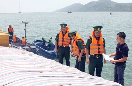 The Border Defense Force inspects a boat at Van Gia Border Gate in Quang Ninh Province. Efforts to fight substandard products and trade fraud have improved, but the force is also facing new problems (Photo: VNA/VNS) The Border Defense Force inspects a boat at Van Gia Border Gate in Quang Ninh Province. Efforts to fight substandard products and trade fraud have improved, but the force is also facing new problems (Photo: VNA/VNS)