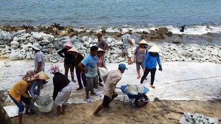 Local residents reinforce a stone embankment in Hai Duong Commune in Thua Thien Hue Province. — VNA/VNS Photo Quoc Viet Local residents reinforce a stone embankment in Hai Duong Commune in Thua Thien Hue Province. — VNA/VNS Photo Quoc Viet