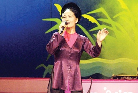 An artist from Nghe An Province performs vi giam songs. The art form has been recognised by UNESCO as a symbol of the intangible cultural heritage of humanity. — VNA/VNS Photo Thanh Ha An artist from Nghe An Province performs vi giam songs. The art form has been recognised by UNESCO as a symbol of the intangible cultural heritage of humanity. — VNA/VNS Photo Thanh Ha