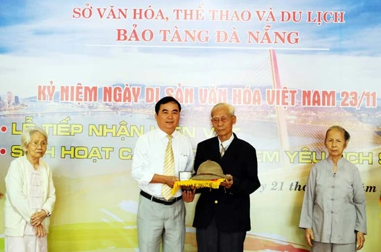 Cựu quân nhân hiến tặng kỷ vật chiến tranh cho bảo tàng Đà Nẵng