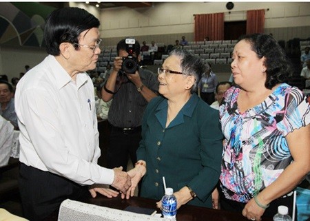 President Truong Tan Sang meets with the voters in HCM City's District 4. — VNA/VNS Photo Nguyen Khang President Truong Tan Sang meets with the voters in HCM City's District 4. — VNA/VNS Photo Nguyen Khang