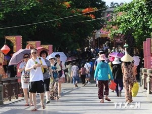 Foreign tourists in Hoi An Ancient Town (Photo: VNA) Foreign tourists in Hoi An Ancient Town (Photo: VNA)