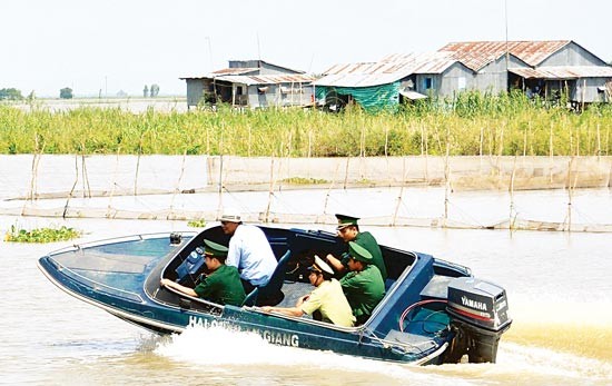 Border army force patrols along the border in An Giang (Photo: SGGP) Border army force patrols along the border in An Giang (Photo: SGGP)