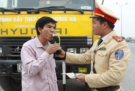 Artists of the Vietnam National Drama Theater A driver performs a breathalyser test on the Phap Van – Cau Gie Highway in Ha Noi. Starting December 15, traffic police nationwide will use breathalyser tests to identify drunken drivers.—VNA/VNS Photo Doan Tan Artists of the Vietnam National Drama Theater A driver performs a breathalyser test on the Phap Van – Cau Gie Highway in Ha Noi. Starting December 15, traffic police nationwide will use breathalyser tests to identify drunken drivers.—VNA/VNS Photo Doan Tan