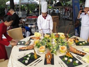 The festival included a contest with the participation of head-chefs from 17 local five-star hotels (Photo: VNA) The festival included a contest with the participation of head-chefs from 17 local five-star hotels (Photo: VNA)