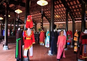 Silk products made by Duy Xuan Village artists on display (File Photo) Silk products made by Duy Xuan Village artists on display (File Photo)