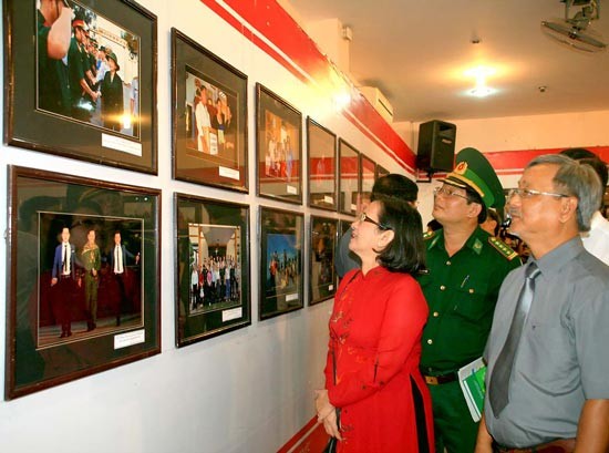 Ho Chi Minh City's leaders visit the photo exhibition. (Photo: Sggp) Ho Chi Minh City's leaders visit the photo exhibition. (Photo: Sggp)