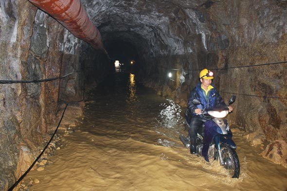 The water level continues rising up inside the tunnel (Photo: SGGP) The water level continues rising up inside the tunnel (Photo: SGGP)