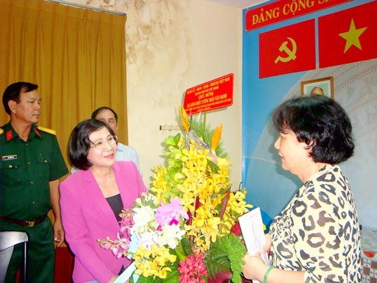 Deputy Secretary of HCMC Party Committee Nguyen Thi Thu Ha offers flowers and congratulates family of Major-General Tran Van Danh. (Photo: Sggp) Deputy Secretary of HCMC Party Committee Nguyen Thi Thu Ha offers flowers and congratulates family of Major-General Tran Van Danh. (Photo: Sggp)