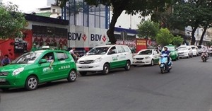 The HCM City Taxi Association, members of which have been hit by the expansion of Uber services, asked for an urgent solution to the new competitor. — Bizlive The HCM City Taxi Association, members of which have been hit by the expansion of Uber services, asked for an urgent solution to the new competitor. — Bizlive