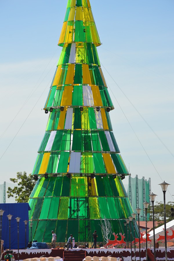 36 meters Christmas tree is located at Binh Duong’s Thu Dau Mot city, recognized as the highest Christmas tree in Vietnam. (Photo:SGGP) 36 meters Christmas tree is located at Binh Duong’s Thu Dau Mot city, recognized as the highest Christmas tree in Vietnam. (Photo:SGGP)