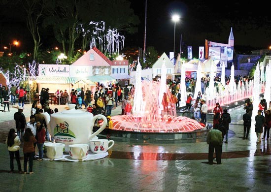 Crowded tourists join in tea festival in Dalat city. (Photo:SGGP) Crowded tourists join in tea festival in Dalat city. (Photo:SGGP)