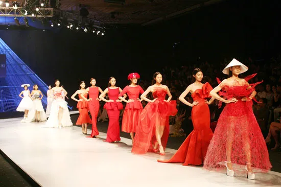 Bộ sưu tập của NTK Hoàng Minh Hà "đốt cháy" khán phòng ảnh 3