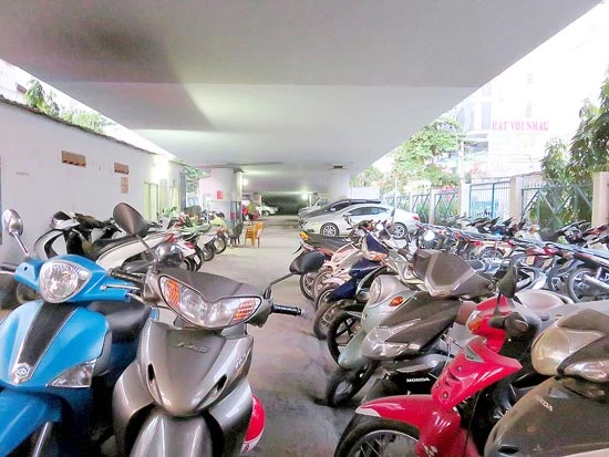 Dạ cầu, “đại công trường” thành bãi đậu xe