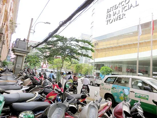 TPHCM: Lối thoát nào cho bãi đậu xe? Bài 2: Cao ốc ở đâu, bãi xe trái phép ở đó