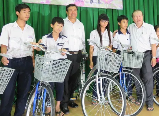 Tiếp sức học sinh, sinh viên nghèo Cần Giờ