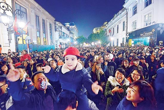 Hanoians greet New Year on Trang Tien Street Hanoians greet New Year on Trang Tien Street