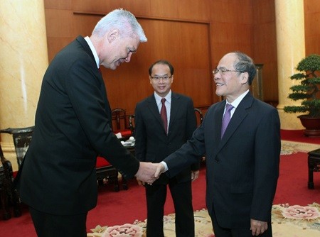 National Assembly Chairman Nguyen Sinh Hung receives outgoing Danish Ambassador John Nielsen in Hanoi on December 30. — VNA/VNS Photo Nhan Sang National Assembly Chairman Nguyen Sinh Hung receives outgoing Danish Ambassador John Nielsen in Hanoi on December 30. — VNA/VNS Photo Nhan Sang