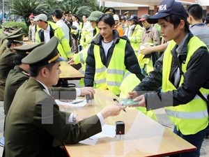 Guest workers wait for their procedures processed (Photo: VNA) Guest workers wait for their procedures processed (Photo: VNA)